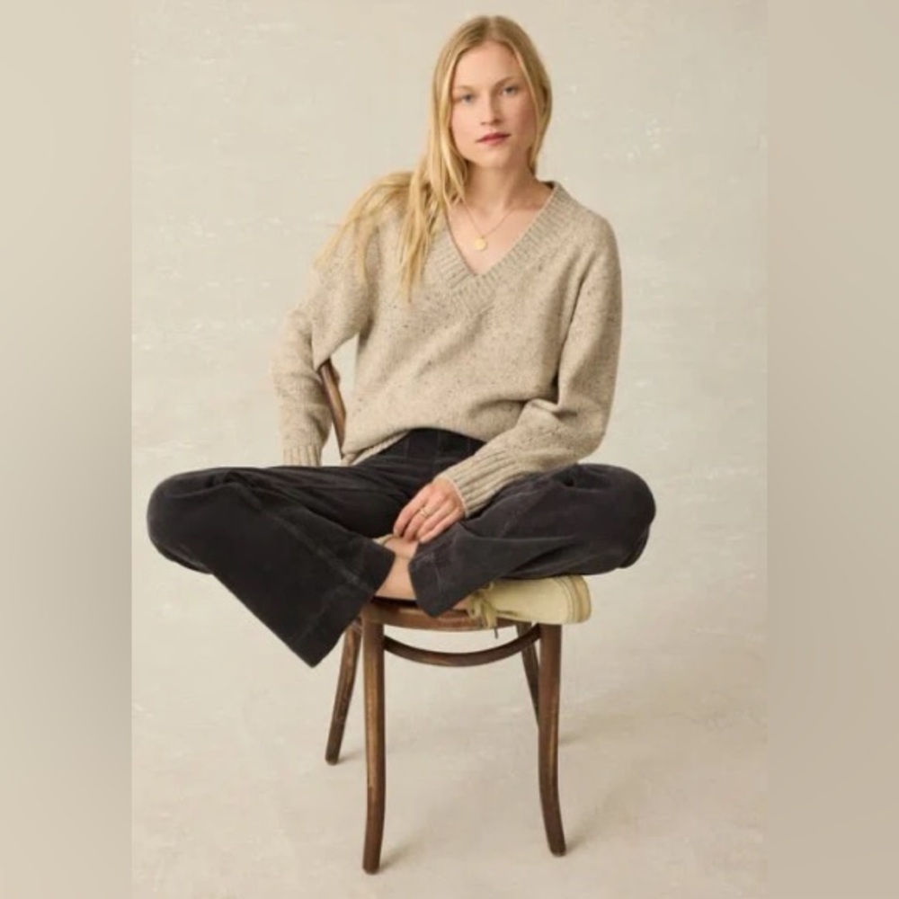 Evereve | Women’s Oatmeal Mottled Long Sleeve Vneck Side Slit Sweater Size S